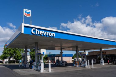 Ontario, OR, USA - 18 Haziran 2023: Ontario, ABD 'de bir Chevron benzin istasyonu. Chevron Corporation çok uluslu bir Amerikan enerji şirketidir..