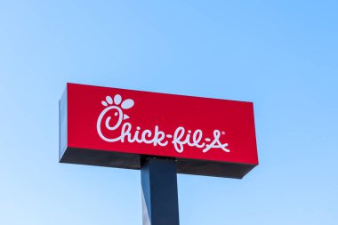Arka planda mavi gökyüzü olan Chick-fil-A amblemini kapat. Las Vegas, ABD, 2 Haziran 2023. Chick-fil-A, bir Amerikan fast food restoran zinciri..