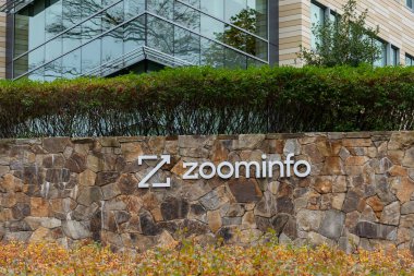 10 Kasım 2023 'te Waltham, Massachusetts, ABD' deki ofisinin dışındaki duvarda ZoomInfo logosu var. Zoominfo Technologies Inc. bir yazılım ve veri şirketidir..