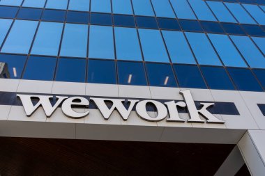 Bir ofis binasındaki WeWork tabelasını kapat. Salt Lake City, Utah, ABD - 11 Mayıs 2023. WeWork Inc., fiziksel ve sanal paylaşımlı alanlar da dahil olmak üzere, ortak çalışma alanları sağlayan bir Amerikan sağlayıcısıdır..