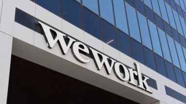 Bir ofis binasındaki WeWork tabelasını kapat. Salt Lake City, Utah, ABD - 11 Mayıs 2023. WeWork Inc., fiziksel ve sanal paylaşımlı alanlar da dahil olmak üzere, ortak çalışma alanları sağlayan bir Amerikan sağlayıcısıdır..