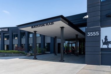Omaha, NE, ABD - 6 Mayıs 2023: Blackstone Plaza girişi Omaha, NE, ABD. Blackstone Plaza (eski adı Kiewit Plaza), Omaha 'da 3555 Farnam Caddesi' nde bulunan bir binadır.