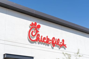 2 Haziran 2023 'te Las Vegas, ABD' deki binanın Chick-fil-A logosunu kapatın. Chick-fil-A, bir Amerikan fast food restoran zinciri..