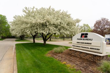 Batı Des Moines, Iowa 'daki Çiftlik ve Çiftlik Bürosu Mali Hizmetler Ofisi' nin önündeki tabela, 6 Mayıs 2023.