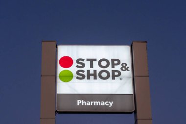 Massachusetts, ABD - 10 Kasım 2023: STOP ve SHOP Eczane direğinin kapatılması gece görüldü. Massachusetts, ABD.