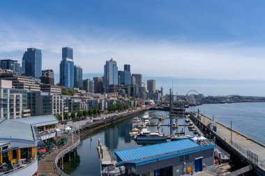 Seattle, Washington 'daki Central Waterfront' un Güneydoğu görüşü - 15 Haziran 2023. Seattle 'ın Merkez Rıhtımı, Elliott Körfezi kıyısının en kentleşmiş bölümüdür.. 