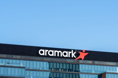 Philadelphia, Pennsylvania, ABD 'deki genel merkez binasında 6 Kasım 2023' te Aramark işareti ve logosu var. Aramark bir Amerikan yemek servisi, tesisler ve üniforma hizmeti sağlayıcısıdır. Boşluğu kopyala