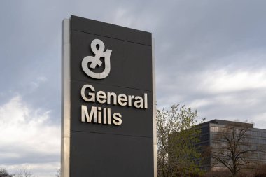 General Mills 5 Mayıs 2023 'te Minneapolis, Minnesota, ABD' deki karargahta logo imzası attı. General Mills, markalı işlenmiş tüketici gıdalarının çok uluslu üreticisi ve pazarlamacısı..