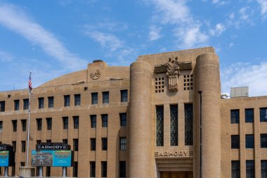 Minneapolis, Minnesota, ABD - 5 Mayıs 2023: Minneapolis, Minnesota, ABD 'deki 500 Güney 6. Cadde' deki Cephanelik. Minneapolis Cephaneliği tarihi bir etkinlik merkezi ve eski bir Ulusal Muhafız cephaneliği..