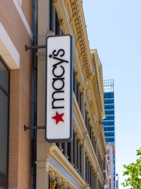 Salt Lake City, Utah, ABD - 21 Haziran 2023: Salt Lake City, Utah 'taki City Creek Center' da bir Macys mağaza tabelası. Macys, Amerika 'da lüks mağazalar zinciri..