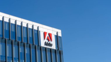 25 Haziran 2023 'te ABD' nin Lehi şehrindeki yeni kampüsünün Adobe logosunu kapatın. Adobe Inc., ABD 'li çok uluslu bilgisayar yazılım şirketidir..