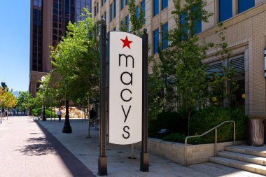 Salt Lake City, Utah, ABD - 21 Haziran 2023: Salt Lake City, Utah 'taki City Creek Center' da bir Macys mağaza tabelası. Macys, Amerika 'da lüks mağazalar zinciri..