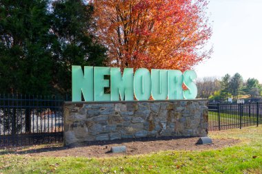 5 Kasım 2023 'te Wilmington, Delaware, ABD' de Nemours imzası görüldü. Nemours Malikanesi, Fransa 'da Jardin la Francaise resmi bahçeleri ve Fransız neoklasik malikanesi olan 200 dönümlük bir arazi.. 