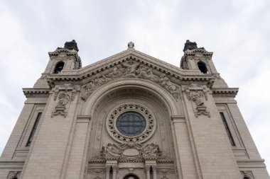 Minneapolis, Minnesota, ABD - 5 Mayıs 2023: St. Paul Katedrali Üstü, Minnesota, ABD.