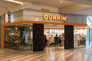 Bloomington, MN, ABD-5 Mayıs 2023: Amerika 'nın Bloomington, MN' deki Dunkin mağazası. Dunkin bir kafe ve çörek dükkanı zinciri..