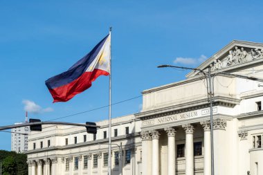 Manila, Filipinler - 1 Şubat 2025: Filipin Ulusal Güzel Sanatlar Müzesi 'nde Ulusal Bayrak.