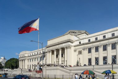 Manila, Filipinler - 1 Şubat 2025: Manila, Filipinler 'deki Ulusal Güzel Sanatlar Müzesini ziyaret edenler.