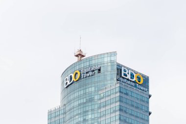 Manila, Filipinler - 31 Ocak 2025: Makati, Manila, Filipinler 'deki BDO Eşit Kulesi. BDO Eşitlik Kulesi, Makati 'nin CBD bölgesinde yer alan 30 katlı bir iş merkezidir..