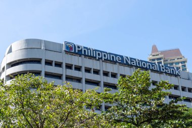Makati Şehri, Filipinler - 1 Şubat 2025: Filipin Ulusal Bankası (PNB) Makati City, Filipinler 'deki PNB Makati Merkezi binasının imza ve logosu.