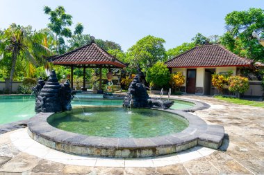 Endonezya, Bali 'deki Tanah Lot Tapınağı' nın avlusunda bir çeşme..