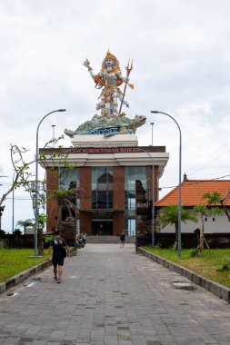 Bali, Endonezya - 4 Ocak 2025: Kuta Sahili 'ndeki Kuta Sanat Pazarı, Bali, Endonezya' nın önündeki Baruna Afet Barunası veya Baruna Afet Tsunami Barınağı.