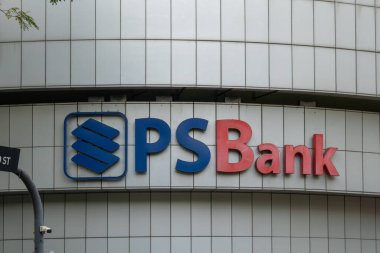 Makati City, Filipinler - 31 Ocak 2025: The PS Bank (Filipin Tasarruf Bankası) logosu ve imzası Filipinler 'in Makati şehrindeki PS Bank Center' da.