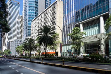Makati, Filipinler - 1 Şubat 2025: Makati, Filipinler 'deki Ayala Caddesi sokak manzarası. Ayala Bulvarı, Filipinler, Makati 'de büyük bir cadde..