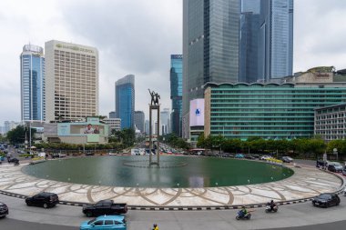 Jakarta, Endonezya - 23 Ocak 2025: Jakarta, Endonezya 'da şehir gökdelenleri bulunan Bundaran HI (Selamat Datang Monument). Bundaran HI, Jakarta 'nın en ikonik simgelerinden biridir..