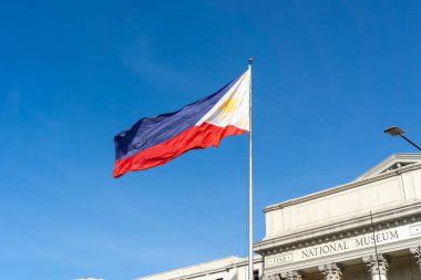 Manila, Filipinler - 1 Şubat 2025: Filipin Ulusal Güzel Sanatlar Müzesi 'nde Ulusal Bayrak.