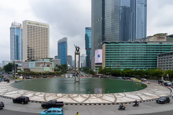 Jakarta, Endonezya - 23 Ocak 2025: Jakarta, Endonezya 'da şehir gökdelenleri bulunan Bundaran HI (Selamat Datang Monument). Bundaran HI, Jakarta 'nın en ikonik simgelerinden biridir..
