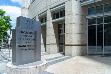 Houston, Teksas, ABD - 14 Nisan 2024: Houston, TX, ABD 'de şirket tabelaları (Calpine, Jones Day, Blank Rome, Morgan Stanley, SKV LLP).