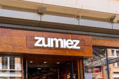 Salt Lake City, Utah, ABD - 15 Mayıs 2023: Zumiez mağaza tabelası kapatıldı. Salt Lake City, Utah, ABD. Zumiez Inc., Amerika 'da çok uluslu bir giyim mağazası..