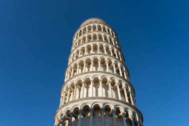 Pisa, İtalya - 20 Temmuz 2024: İtalya 'da Eğik Pisa Kulesi. Eğik Pisa Kulesi, Pisa Katedrali 'nin serbest çan kulesidir..