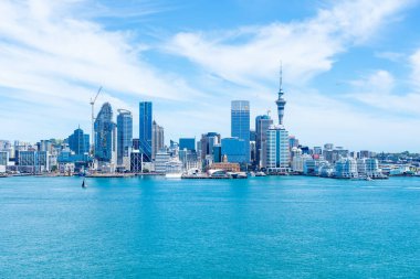 Auckland, Yeni Zelanda - 30 Ocak 2024 Auckland şehir merkezi Auckland, Yeni Zelanda 'da liman kenarında ufuk çizgisi.