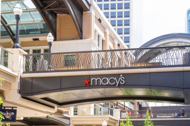 Salt Lake City, Utah, ABD - 12 Mayıs 2023: Salt Lake City, Utah 'taki City Creek Center' da bir Macys mağaza tabelası. Macys, Amerika 'da lüks mağazalar zinciri..