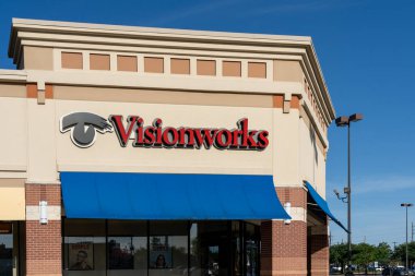Pearland, TX, ABD - 12 Nisan 2024: Pearland, TX, ABD 'de bir Visionworks mağazası. Vizyonworks of America, optik perakende mağazaları işleten veya yöneten bir Amerikan şirketidir..
