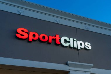 Pearland, TX, ABD - 12 Nisan 2024: Pearland, TX, ABD 'de bir Sport Clips mağaza tabelası görülmektedir. Sport Clips Saç Tıraşı, son teknoloji erkek ve erkek saç kesimlerinde uzmanlaşmış bir bayilik sistemidir..