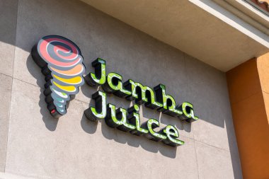Salt Lake City, Utah, ABD - 15 Mayıs 2023: Jamba Juice logosunu kapatın ve ABD 'nin Utah eyaletindeki Salt Lake City' deki binaya imza atın. Jamba Juice bir hızlı servis restoranı ve meyve suyu bar zinciri..