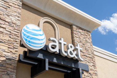 Salt Lake City, Utah, ABD - 15 Mayıs 2023 AT ve T logosunu kapatın ve Salt Lake City, UT, ABD 'deki binayı imzalayın. AT and T Inc., Amerikan çokuluslu telekomünikasyon şirketi..