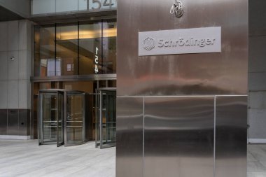 New York City, ABD - 17 Ağustos 2022: Schrodinger tabelası New York City, ABD 'deki genel merkez binasında. Schrodinger yazılım çözümleri ve hizmetler sağlayan bir şirkettir..