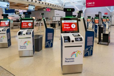 Mississauga, On, Kanada - 6 Eylül 2024: Air Canada Mississauga, On, Kanada 'daki Torontos Pearson Uluslararası Havalimanı' nda bilet gişeleri.