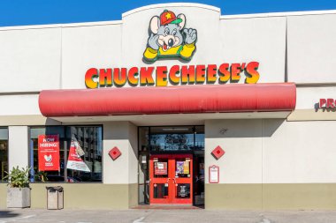 Toronto, Kanada - 29 Ekim 2018: Chuck E. Cheese 'in Toronto, Kanada tabelası. Chuck E. Cheeses, Amerikan aile eğlence merkezleri ve restoranları zinciri..