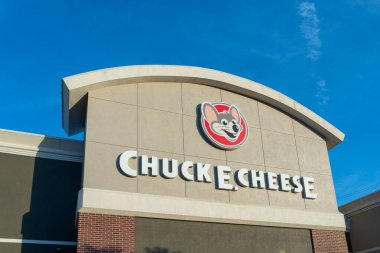 Pearland, Teksas, ABD - 12 Nisan 2024: Pearland, Teksas, ABD 'de bir Chuck E. Cheese restoranı. Chuck E. Cheese bir Amerikan aile eğlence merkezi ve restoran pizza zinciri..