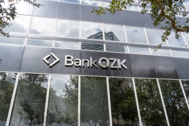 Houston, Teksas, ABD - 15 Şubat 2022: Houston, Teksas, ABD 'deki Bank OZK ofisi. Bank OZK bir Amerikan bölgesel bankasıdır..