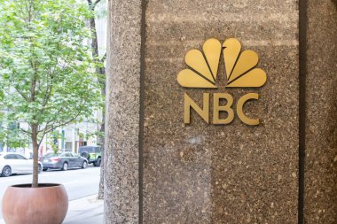 New York, New York, ABD - 21 Ağustos 2022: NBC (National Broadcasting Company), New York, New York, ABD merkezli şirket logosu. NBC, Amerikan televizyon ve radyo kanalıdır..
