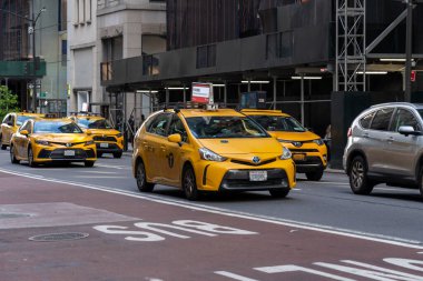 New York 'un merkezindeki caddede sarı taksiler, New York, ABD, 21 Ağustos 2022.