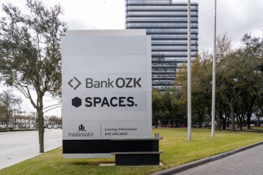 Houston, TX, ABD - 15 Şubat 2022: Bank OZK ve Spaces Company 'nin Houston, TX, ABD' deki ofislerinin dışındaki imzalarını gösteren bir dizin..