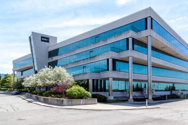 Thornhill, Ontario, Kanada - 21 Mayıs 2018: Thornhill, Ontario 'daki AMD ofis binası. Gelişmiş Mikro Cihazlar A.Ş. (AMD), ABD 'li yarı iletken şirket..