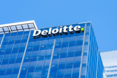 Auckland, Yeni Zelanda - 1 Şubat 2024: Auckland, Yeni Zelanda 'daki ofis binasında Deloitte logosu. Deloitte çok uluslu profesyonel hizmet ağıdır..