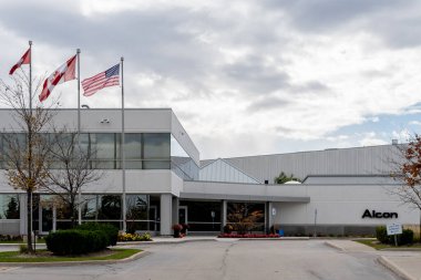 Mississauga, Ontario, Kanada - 20 Ekim 2018 Mississippi 'deki Alcon binası. Alcon, göz bakım ürünlerinde uzmanlaşmış küresel bir tıp şirketidir..